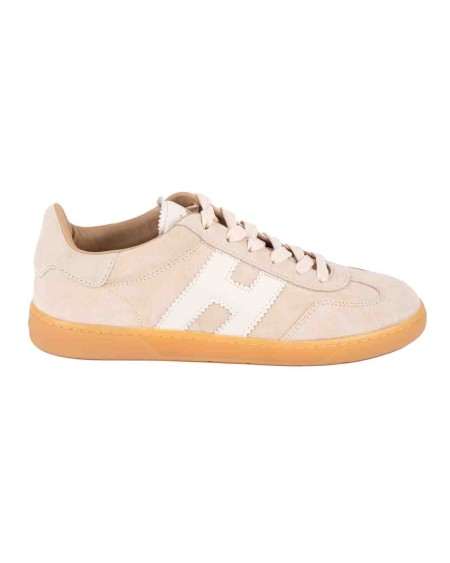 Shop HOGAN  Scarpa: Hogan sneakers Hogan Cool.
Tomaia in pelle scamosciata.
H laterale e dettagli in nappa.
Fussbett in memory foam 5 mm.
Suola a cassetta in gomma (TPU).
Altezza totale 3,2 cm.
Indicazioni di cura e mantenimento incluse.
Custodia in tessuto inclusa.
Include un paio di lacci aggiuntivi.
Composizione: 100% Pelle.
Fabbricato in Italia.. HXW6470FB60PJQ-0ESK