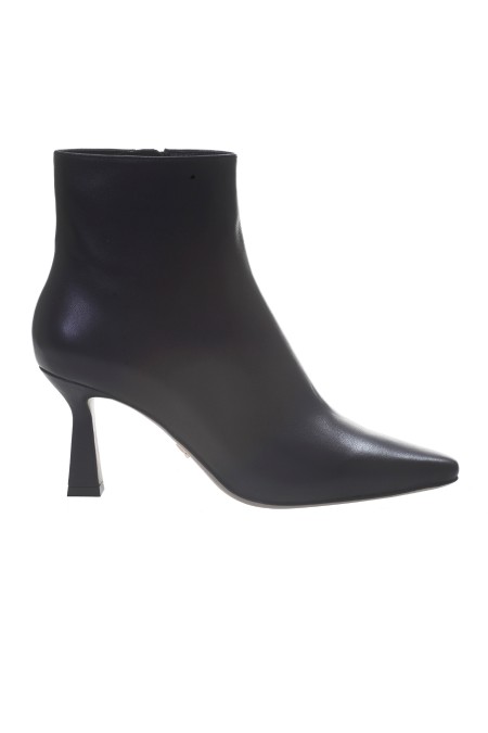 Shop LOLACRUZ  Scarpe: Lola Cruz stivaletti con tacco.
Fodera in pelle.
Suola in cuoio.
Zip laterale.
Composizione: 100% pelle.
Fabbricato in Spagna.. 008T14BK-N