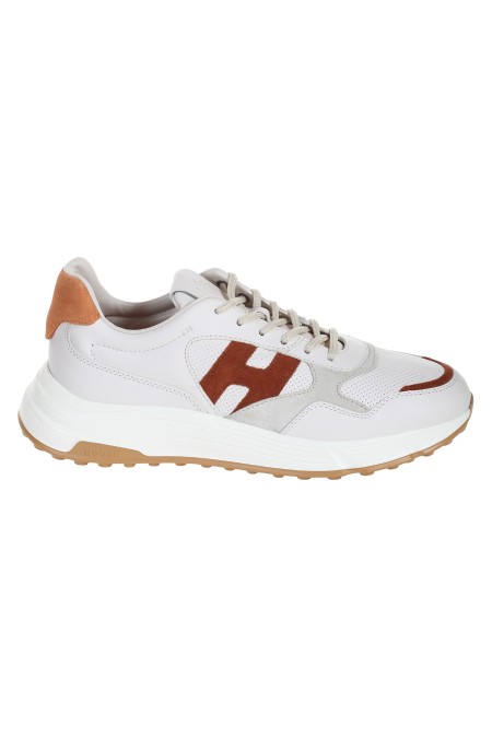 Shop HOGAN  Sneakers: Hogan sneakers Hyperlight H383.
Tomaia in pelle liscia.
H laterale e dettagli in pelle scamosciata.
Fussbett in memory foam 8 mm.
Suola in gomma.
Altezza totale 4,5 cm.
Indicazioni di cura e mantenimento incluse.
Custodia in tessuto inclusa.
Composizione: 100% pelle.
Made in Italy.. HXM5630ER90QBL-641TBIANCO/CUOIO