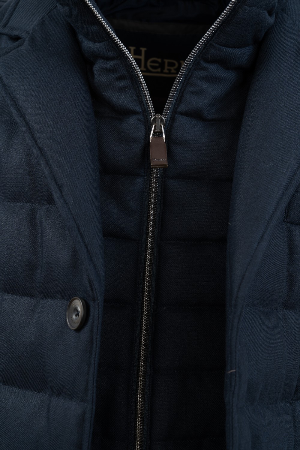 shop HERNO Saldi Piumino: Herno piumino blazer realizzato in tessuto tecnico.
Maniche lunghe.
Vestibilità regolare.
Pettorina staccabile dotata di chiusura con zip a doppio cursore.
Chiusura a bottoni.
Tasche con pattina.
Composizione: 70% Viscosa 30% Lana.
Fabbricato in Italia.. PI000910U33278-9200 number 5812212