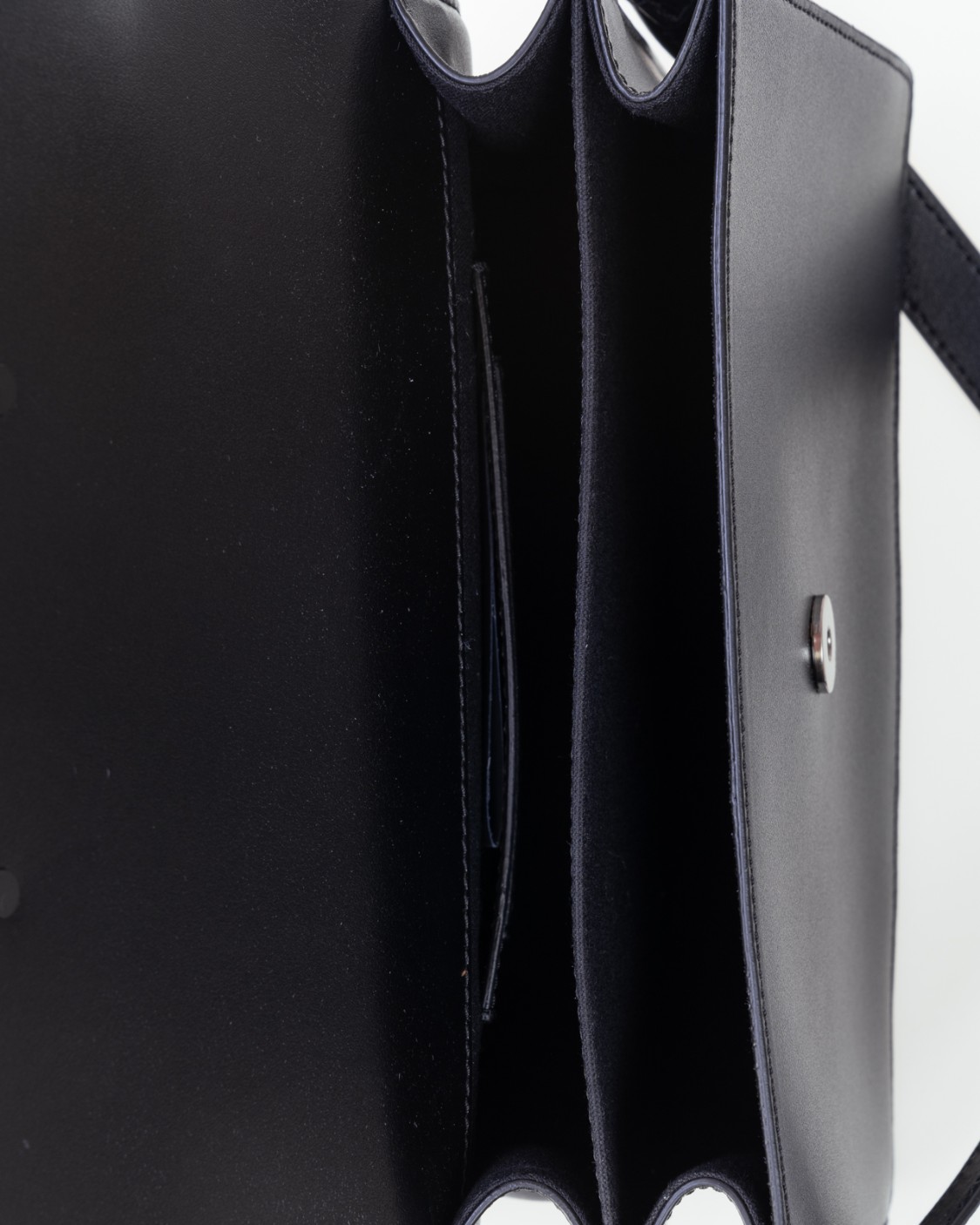 shop HOGAN  Tracolla: Hogan borsa a Tracolla Hogan H-Bag.
Articolo realizzato in pelle liscia.
Fibbia H con logo Hogan.
Chiusura con patta e bottone magnetico.
Interno a due scomparti.
Taschina interna.
Dimensioni: 23,5 x 15 x 10,5 cm.
Manico removibile, tracolla regolabile e removibile.
Indicazioni di cura e mantenimento incluse.
Custodia in tessuto inclusa.
Composizione: 100% Pelle.
Fabbricato in Italia.. KBW01MN6101S79-B999 number 7771494