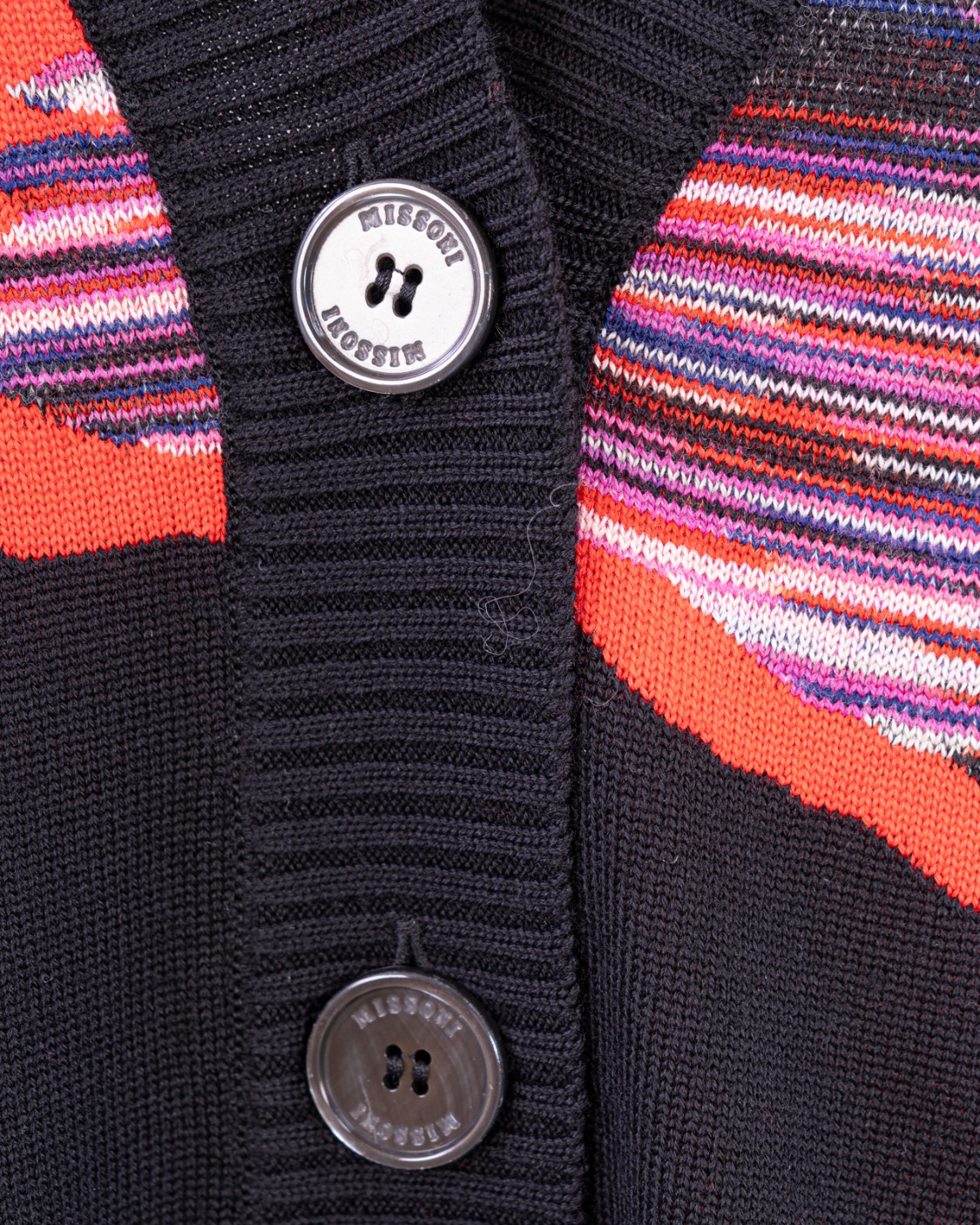 shop MISSONI Saldi Cardigan: Missoni cardigan lavorato a maglia
Maglia leggera.
Collo a V.
Maniche lunghe.
Bottoni.
Due tasche.
Composizione: 100% Lana.
Fabbricato in Italia.. DS23WM0LBK025Q-SM91C number 728170
