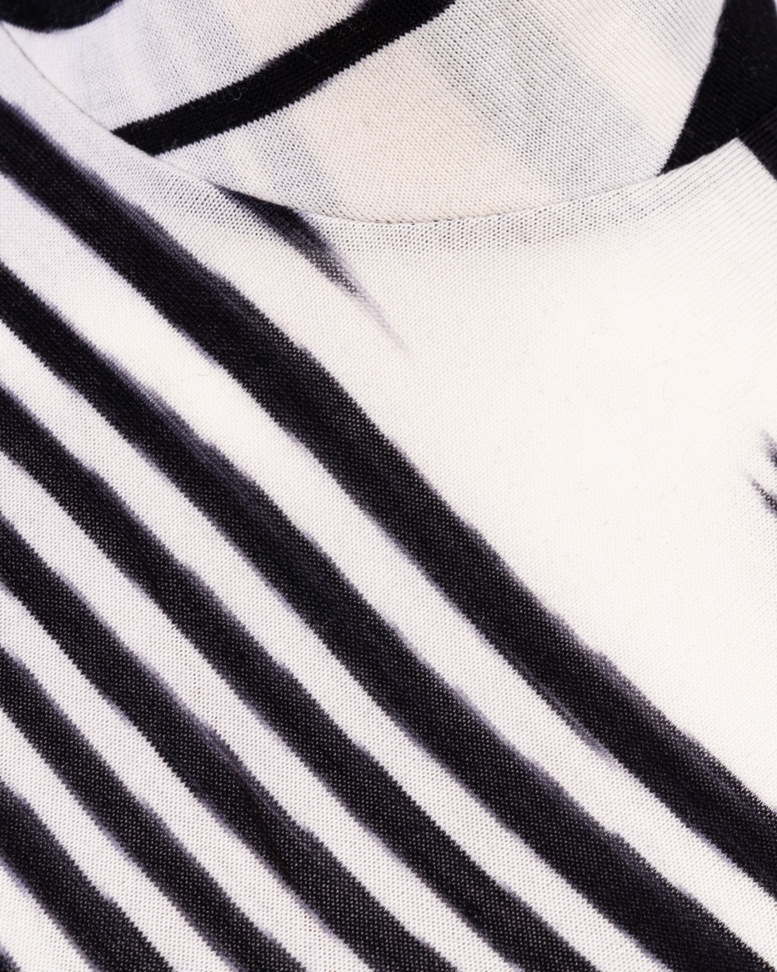 shop MISSONI Saldi T-shirt: Missoni lupetto.
Lavorato a maglia.
Maglia leggera.
Collo alto.
Maniche lunghe.
Composizione: 100% Lana.
Fabbricato in Italia.. DS23WN1BBT0063-F9001BIANCO/NERO number 706943