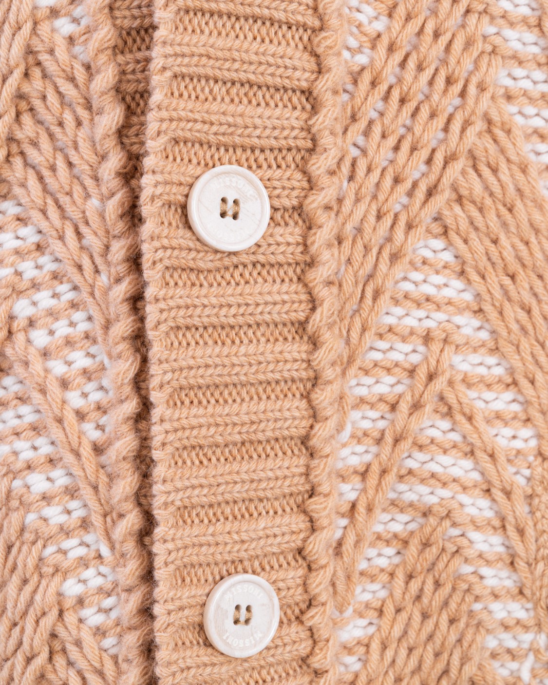 shop MISSONI Saldi Cardigan: Missoni cardigan lavorato a maglia.
Jacquard.
Maglia leggera.
Fantasia bicolore.
Collo a v.
Maniche lunghe.
Bottoni.
Due tasche.
Composizione: 100% Lana.
Fabbricato in Italia.. US23WM06BK026H-S0193 number 3327700