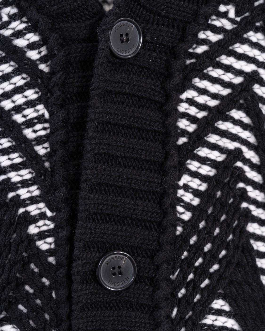 shop MISSONI Saldi Cardigan: Missoni cardigan lavorato a maglia.
Jacquard.
Maglia leggera.
Fantasia bicolore.
Collo a v.
Maniche lunghe.
Bottoni.
Due tasche.
Composizione: 100% Lana.
Fabbricato in Italia.. US23WM06BK026H-S91GM number 200682