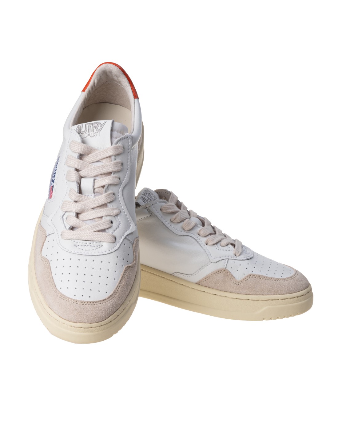 shop AUTRY  Scarpe: Autry sneakers Medalist Low in pelle e camoscio con dettaglio arancione.
Tomaia in pelle con impunture che definiscono gli inserti multistrato in suede.
Punta traforata per favorire la traspirazione.
Lacci piatti in cotone.
Linguetta in tessuto con label cucita in tono.
Collarino imbottito.
Iconico talloncino colorato sul retro con logo impresso.
Fodera in pelle e spugna di cotone.
Soletta in pelle logata, rialzata di 2 cm.
Suola in gomma logata in tono.
Altezza suola: 2.5 - 3.5 cm.
Custodia inclusa.
Composizione: 100% pelle.
Fabbricato in Indonesia.. AULM-LS45BIANCO/ROSSO number 5836151