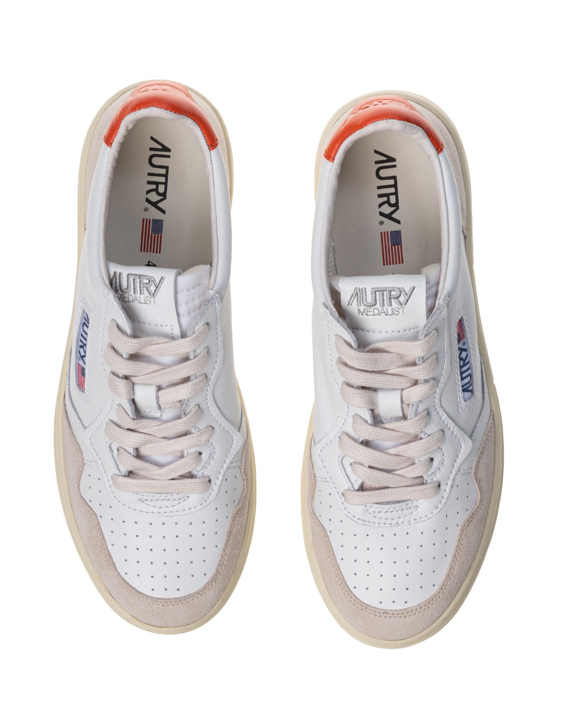 shop AUTRY  Scarpe: Autry sneakers Medalist Low in pelle e camoscio con dettaglio arancione.
Tomaia in pelle con impunture che definiscono gli inserti multistrato in suede.
Punta traforata per favorire la traspirazione.
Lacci piatti in cotone.
Linguetta in tessuto con label cucita in tono.
Collarino imbottito.
Iconico talloncino colorato sul retro con logo impresso.
Fodera in pelle e spugna di cotone.
Soletta in pelle logata, rialzata di 2 cm.
Suola in gomma logata in tono.
Altezza suola: 2.5 - 3.5 cm.
Custodia inclusa.
Composizione: 100% pelle.
Fabbricato in Indonesia.. AULM-LS45BIANCO/ROSSO number 5836151