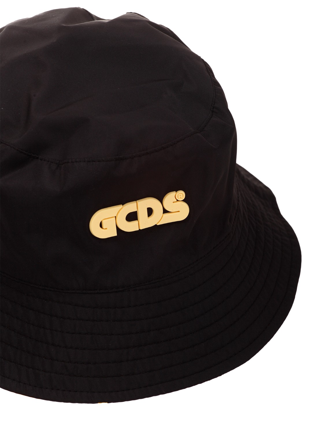 shop GCDS Saldi Cappello: GCDS cappello da pescatore con logo a contrasto. 
Suola: 100% poliestere.
Made in Italy.. SS22M530106-02 number 3491002