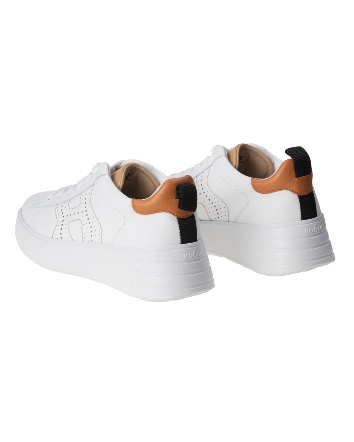 shop HOGAN Saldi Sneakers: Hogan sneakers Rebel bianca e marrone.
Tomaia in pelle.
H laterale con forature e impunture a filo grosso.
Loop in gros grain sul retro.
Fussbett in memory foam.
Suola in gomma.
Altezza percepita 5 cm.
Indicazioni di cura e mantenimento incluse.
Custodia in tessuto inclusa.
Composizione: 100% pelle.
Made in Italy.. HXW5620EA10R6H-0UA6BIANCO/CUOIO number 2889335