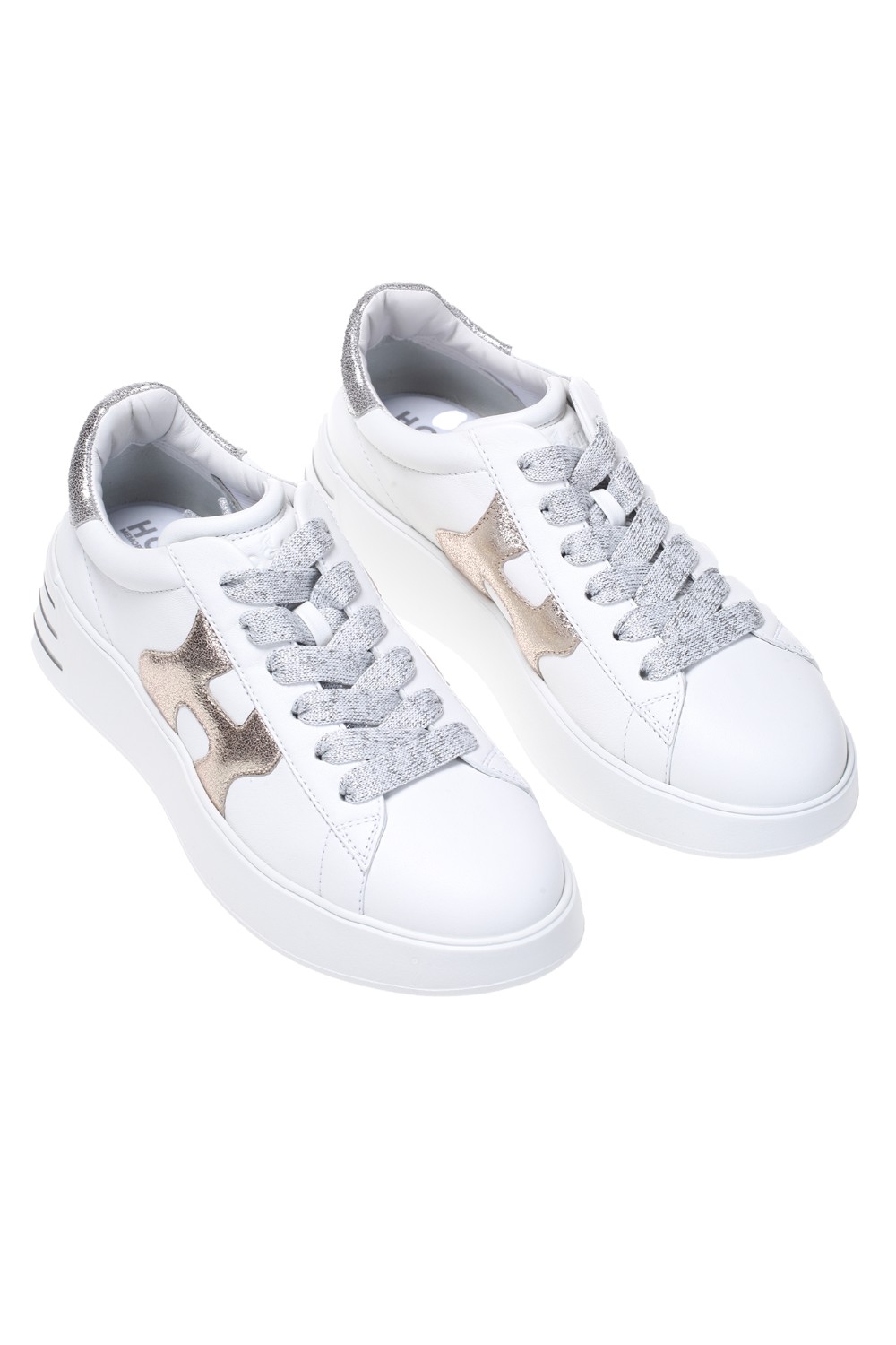 shop HOGAN Saldi Sneakers: Hogan sneakers Rebel Argento Oro.
Tomaia in nappa.
H laterale e dettagli in pelle laminata effetto mosso.
Fussbett in memory foam.
Suola in gomma.
Altezza percepita 5 cm.
Indicazioni di cura e mantenimento incluse.
Custodia in tessuto inclusa.
Composizione: 100% pelle.
Made in Italy.. HXW5640DN60QYJ-108CBIANCO/ORO number 8288743