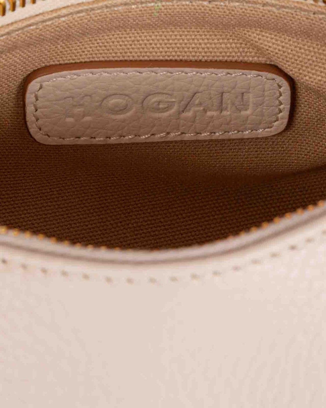 shop HOGAN  Tracolla: Hogan borsa mini tonda.
Articolo realizzato in pelle martellata.
Accessorio H laterale con logo Hogan.
Chiusura con cerniera.
Fodera in tessuto.
Dimensioni: 18 x 13 x 9 cm, manico fisso, tracolla regolabile e removibile.
Indicazioni di cura e mantenimento incluse.
Custodia in tessuto inclusa.
Composizione: 100% Pelle.
Fabbricato in Italia.. KBW01M70100QVD-7B94 number 9036644