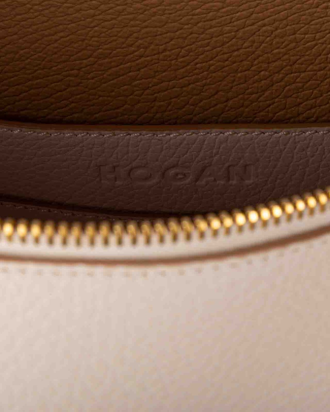 shop HOGAN Saldi Borsa: Hogan Camera Bag.
Articolo realizzato in pelle martellata.
Accessorio H laterale con logo Hogan.
Tasca sul retro.
Chiusura con cerniera.
Tasca interna.
Dimensioni: 30 x 19 x 13,5 cm, manico fisso, tracolla regolabile e removibile.
Indicazioni di cura e mantenimento incluse.
Custodia in tessuto inclusa.
Composizione: 100% Pelle.
Fabbricato in Italia.. KBW01MR0200R8T-7C07 number 9811443
